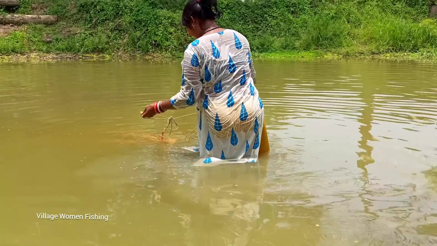 Amazing net fishing   village women fishing for Ti