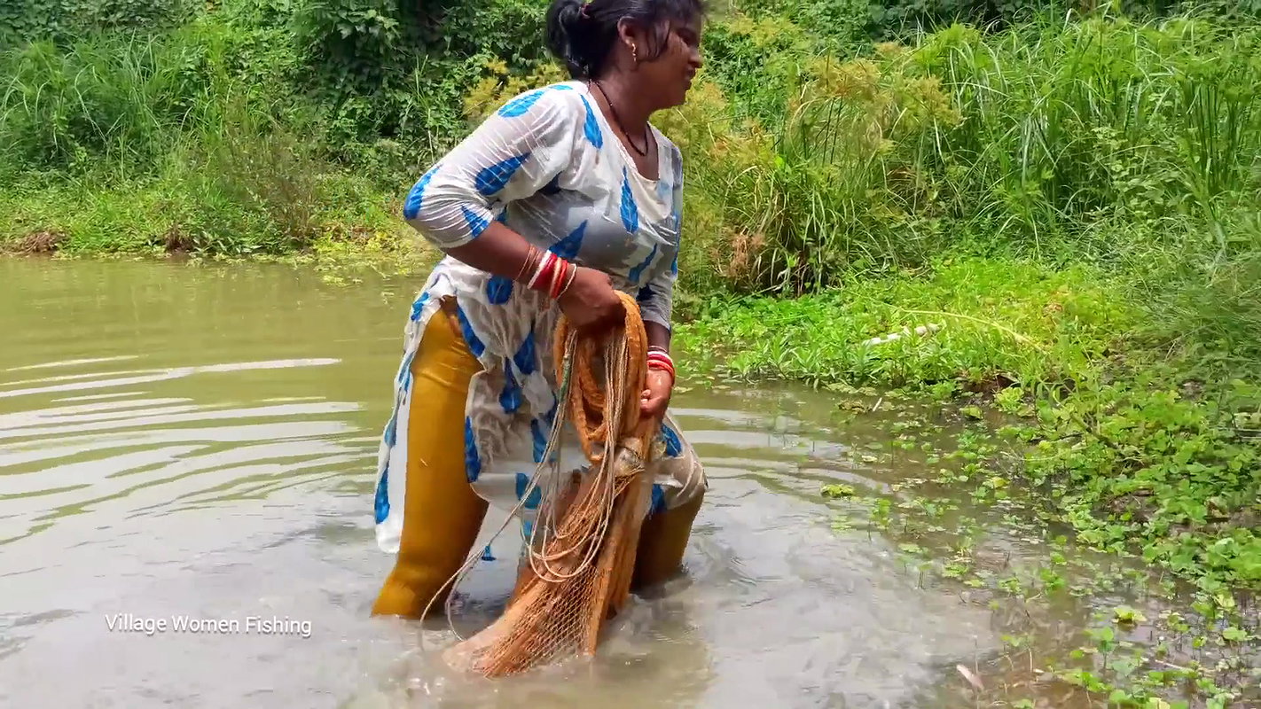 Amazing net fishing   village women fishing for Ti