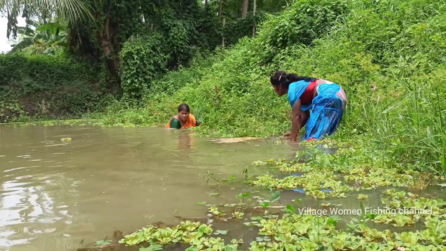 Amazing Village  Women Unique Net Fishing    Villa