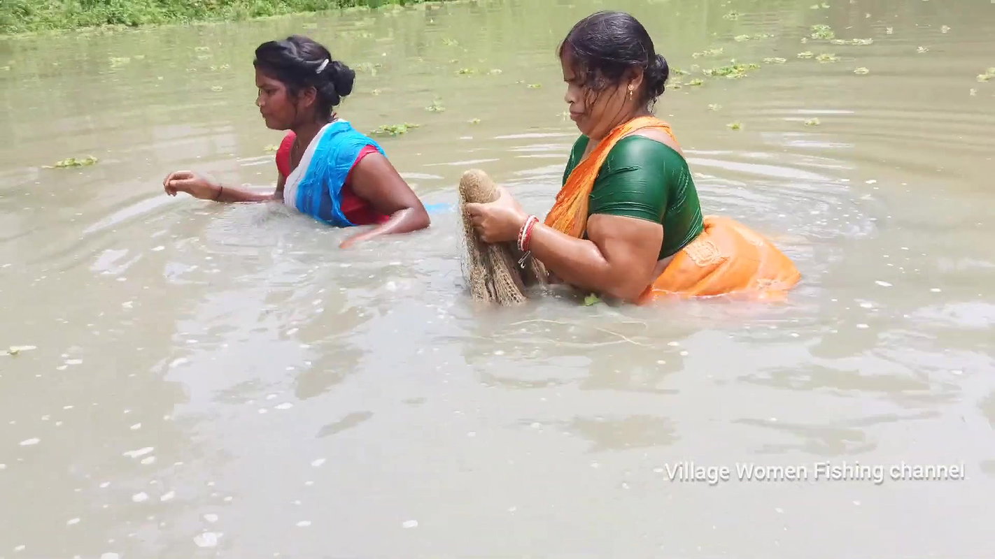 Amazing Village  Women Unique Net Fishing    Villa