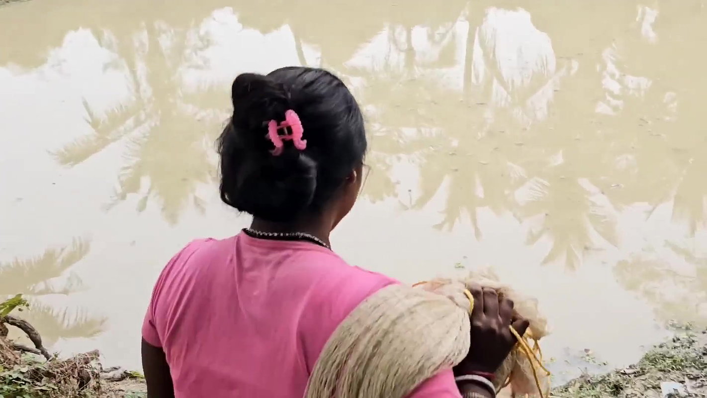 Amazing Village Women Big Carp Fish hunting in Vil