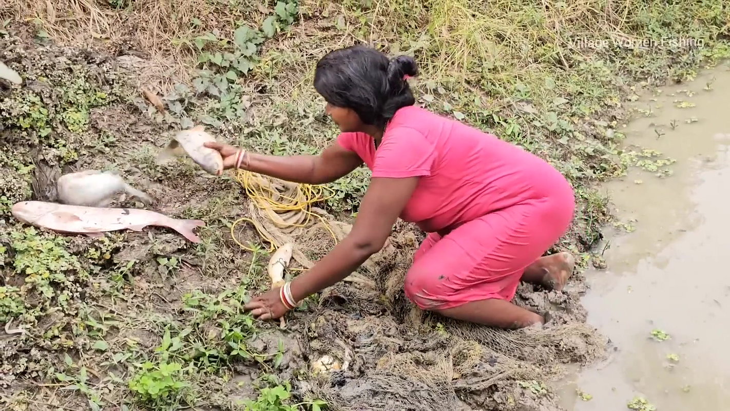 Amazing Village Women Big Carp Fish hunting in Vil