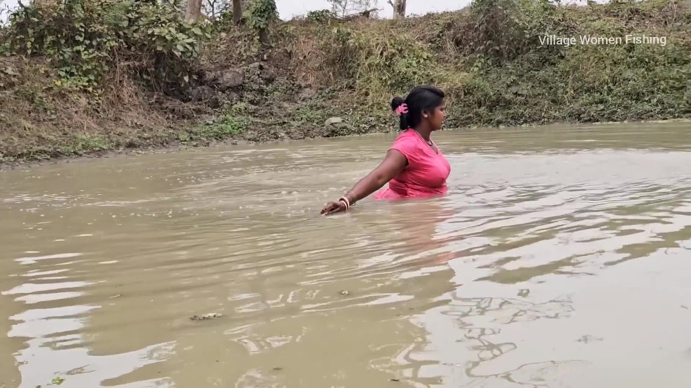 Amazing Village Women Big Carp Fish hunting in Vil
