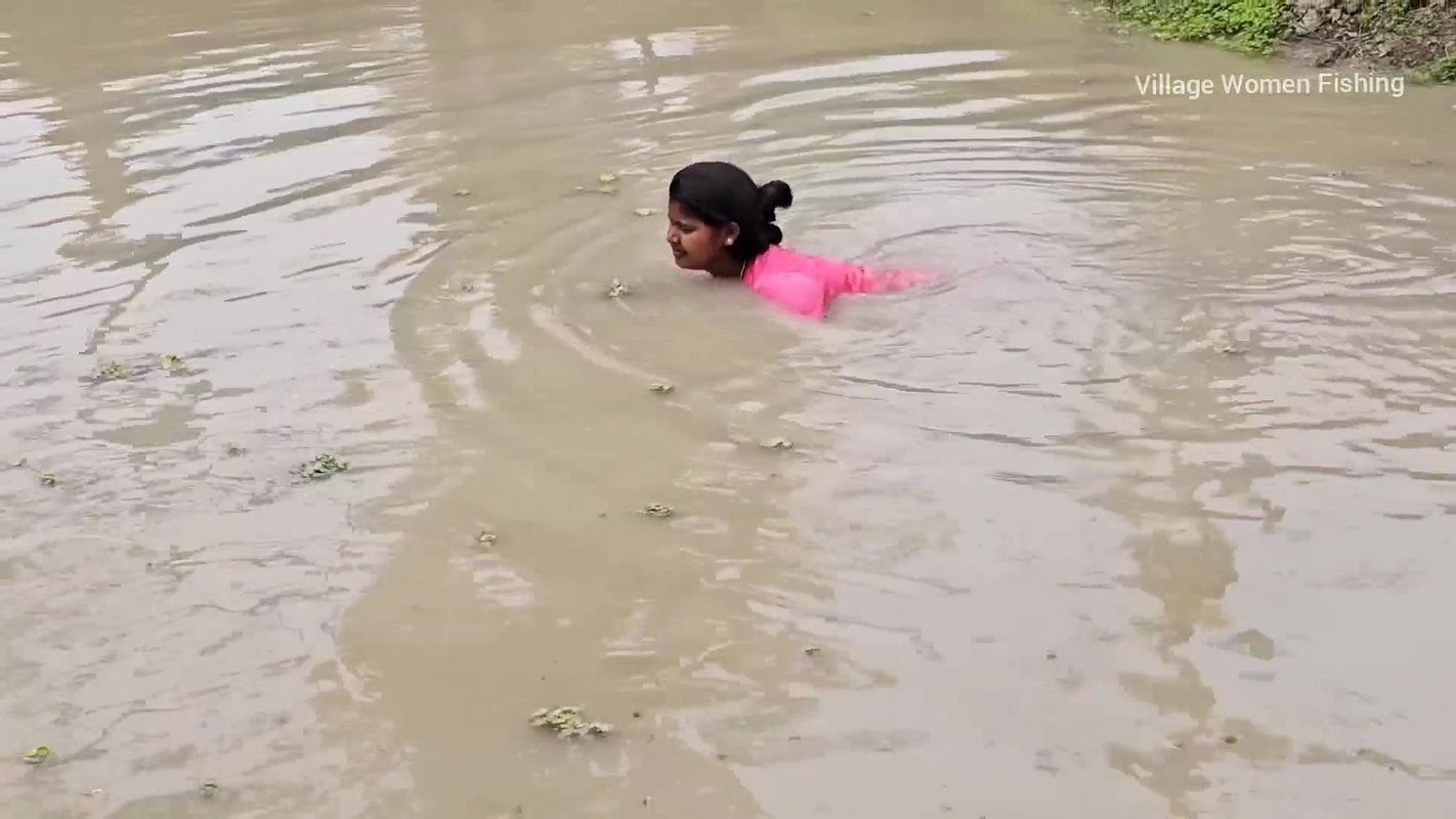 Amazing Village Women Big Carp Fish hunting in Vil