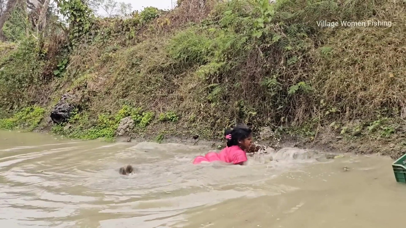 Amazing Village Women Big Carp Fish hunting in Vil