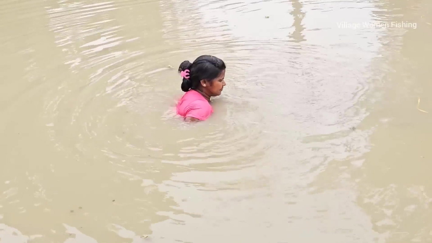 Amazing Village Women Big Carp Fish hunting in Vil