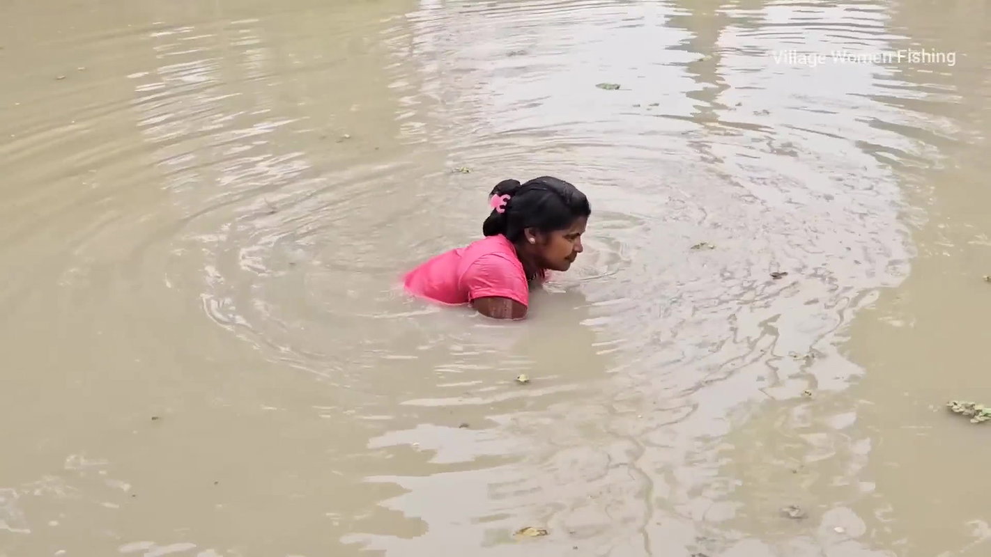 Amazing Village Women Big Carp Fish hunting in Vil