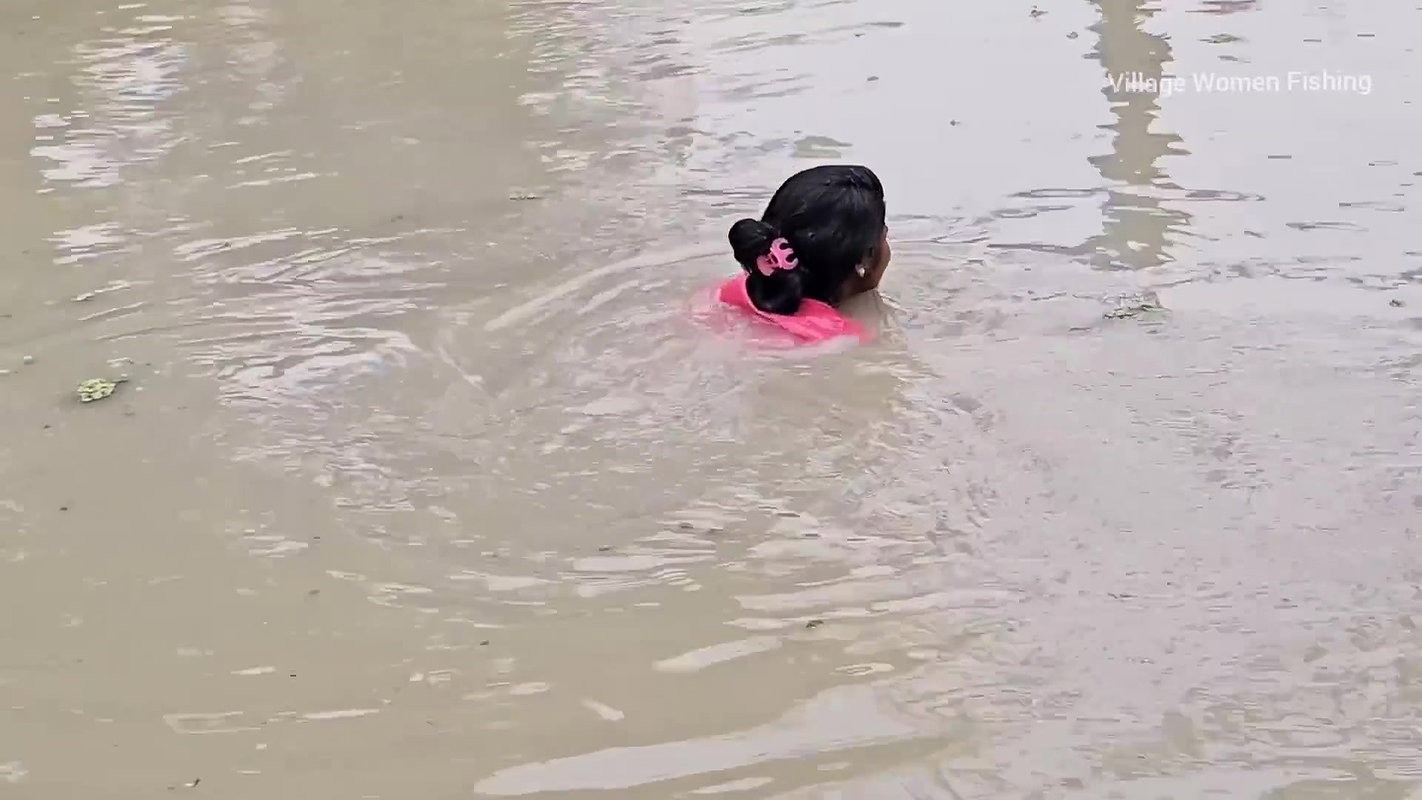 Amazing Village Women Big Carp Fish hunting in Vil