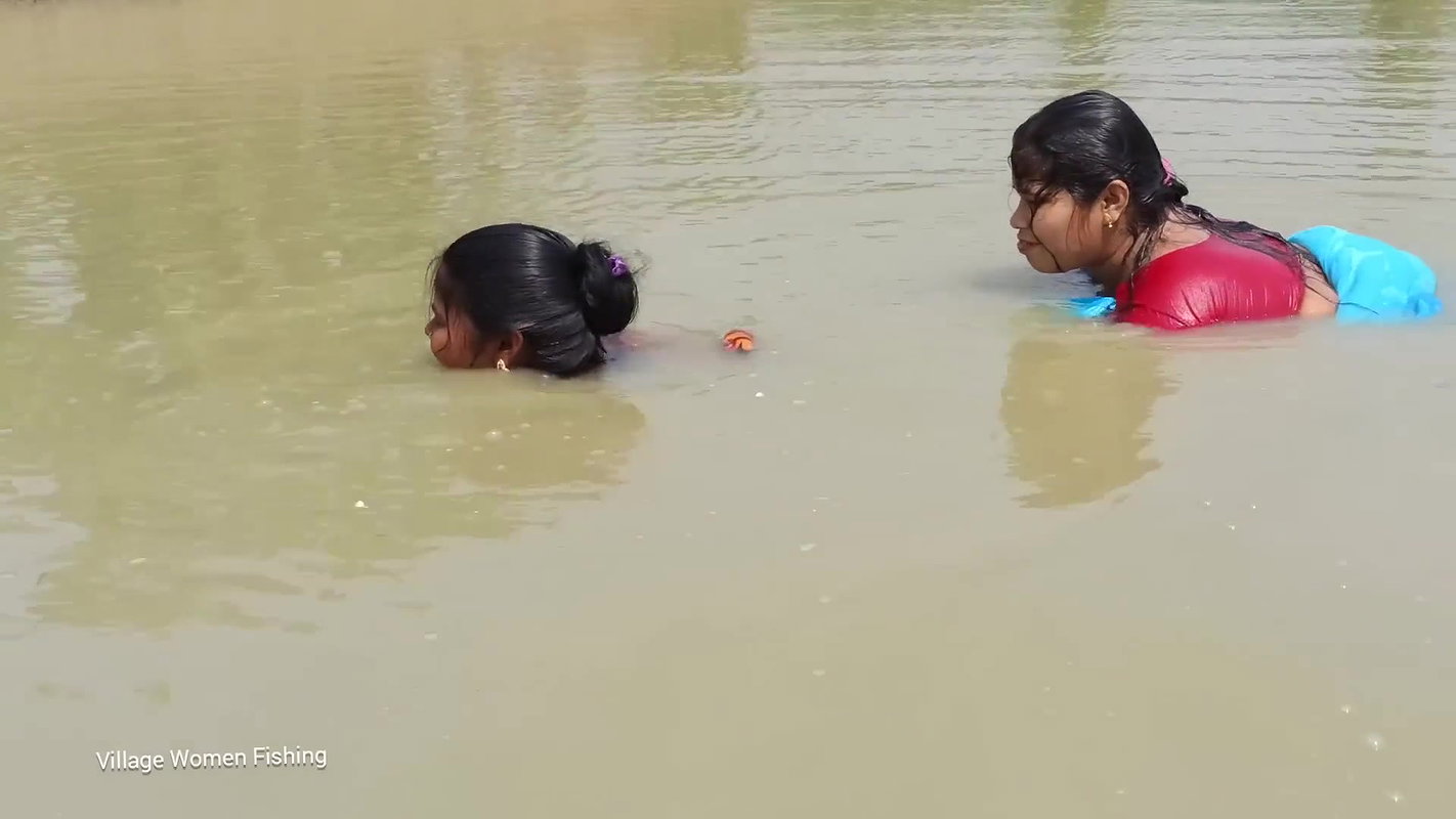 Amazing Village women Big Fishing   Big Fish caugh