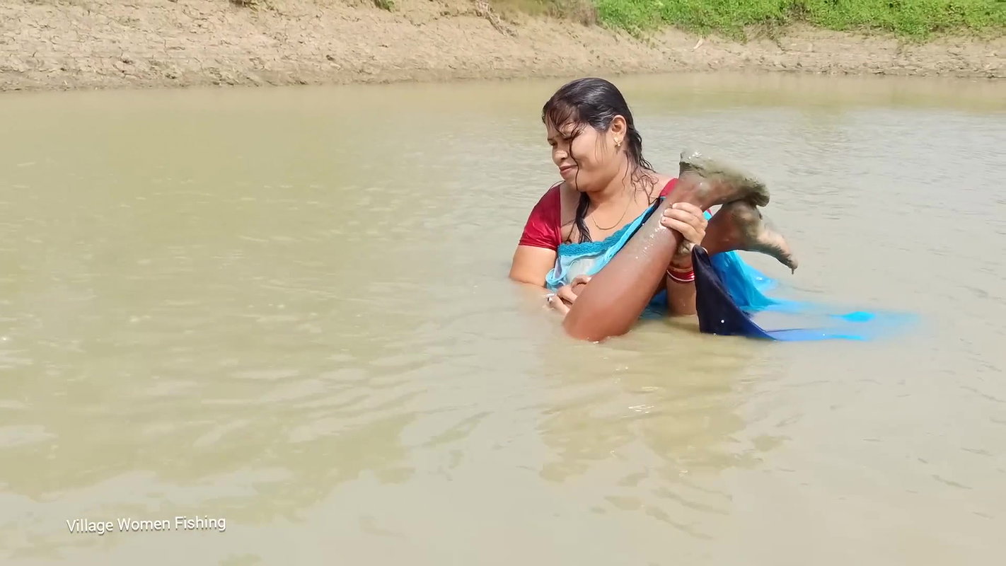 Amazing Village women Big Fishing   Big Fish caugh