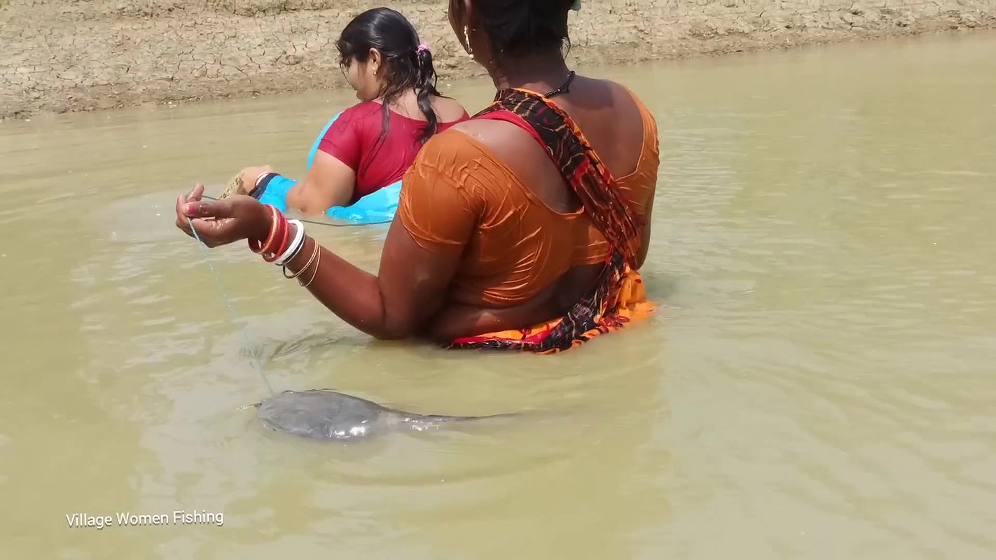 Amazing Village women Big Fishing   Big Fish caugh