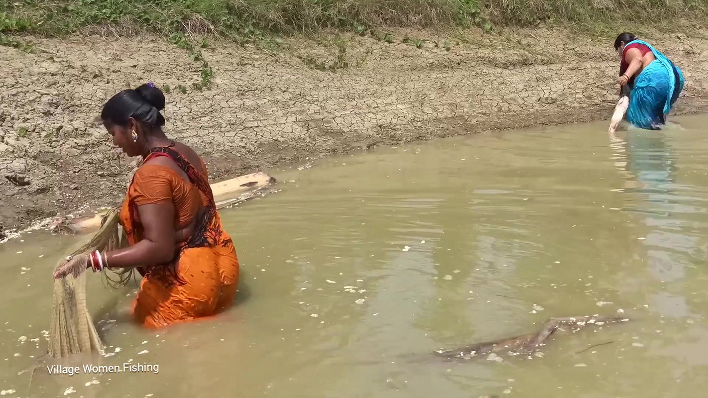 Amazing Village women Big Fishing   Big Fish caugh