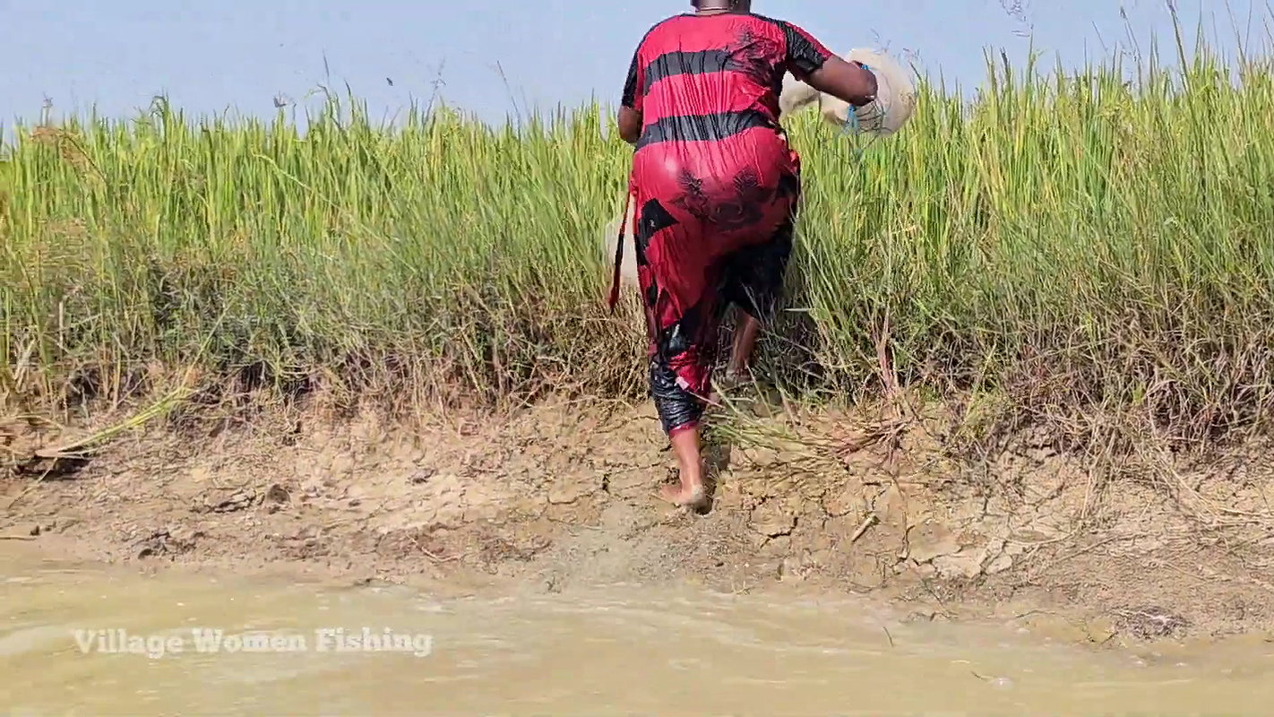 Amazing Village Women Exciting Fishing video    Vi
