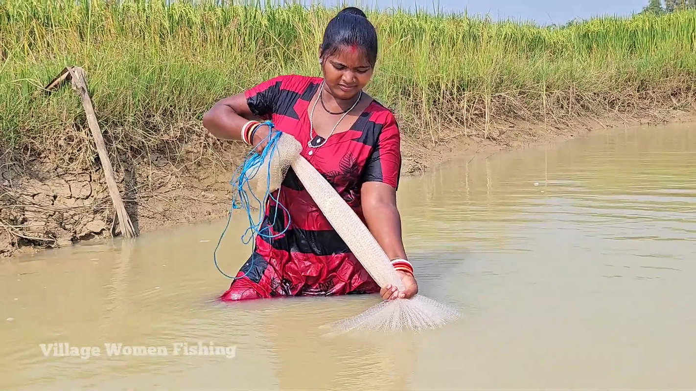 Amazing Village Women Exciting Fishing video    Vi