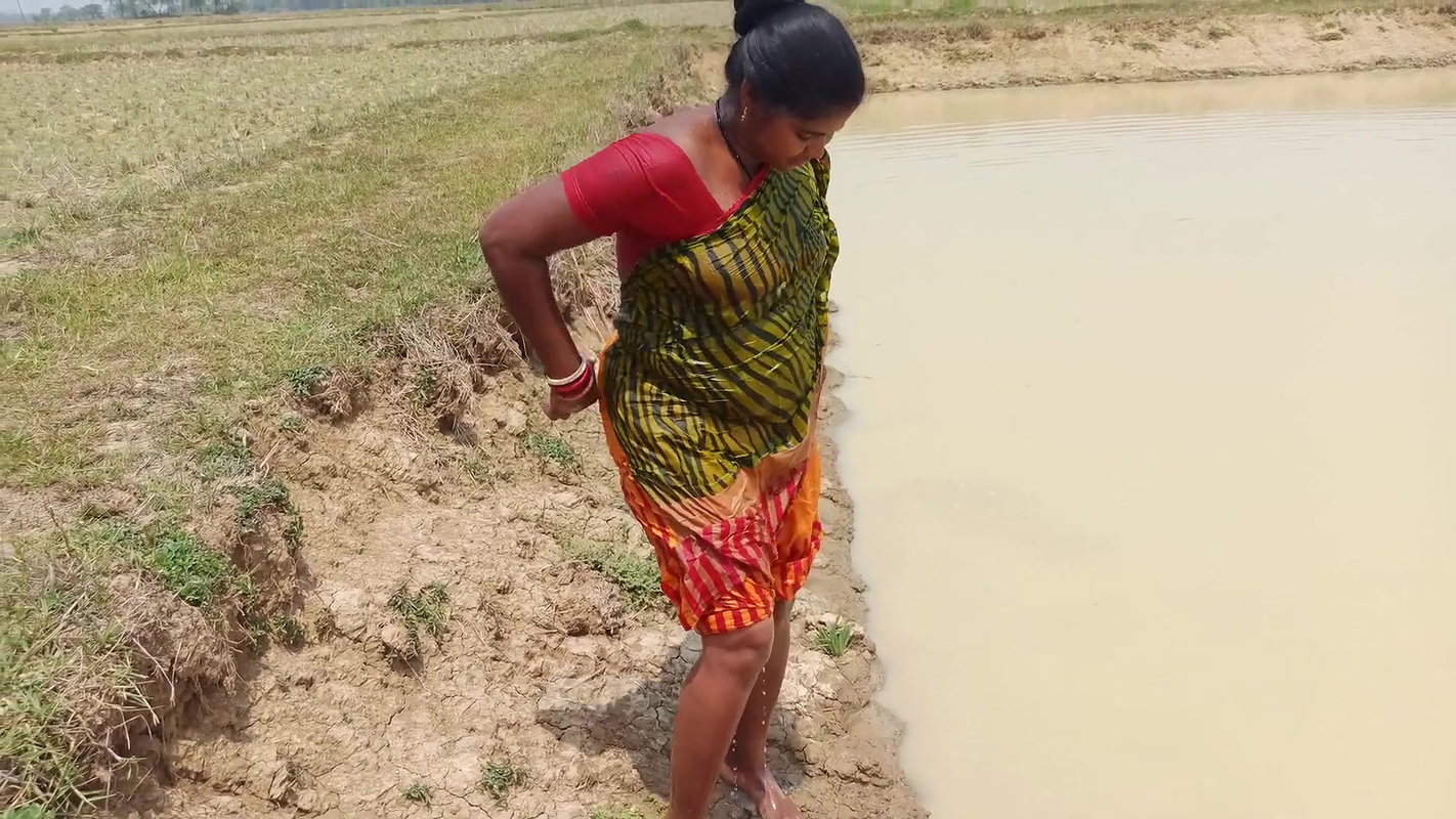 Amazing village women fishing in mud water  গ্রামে