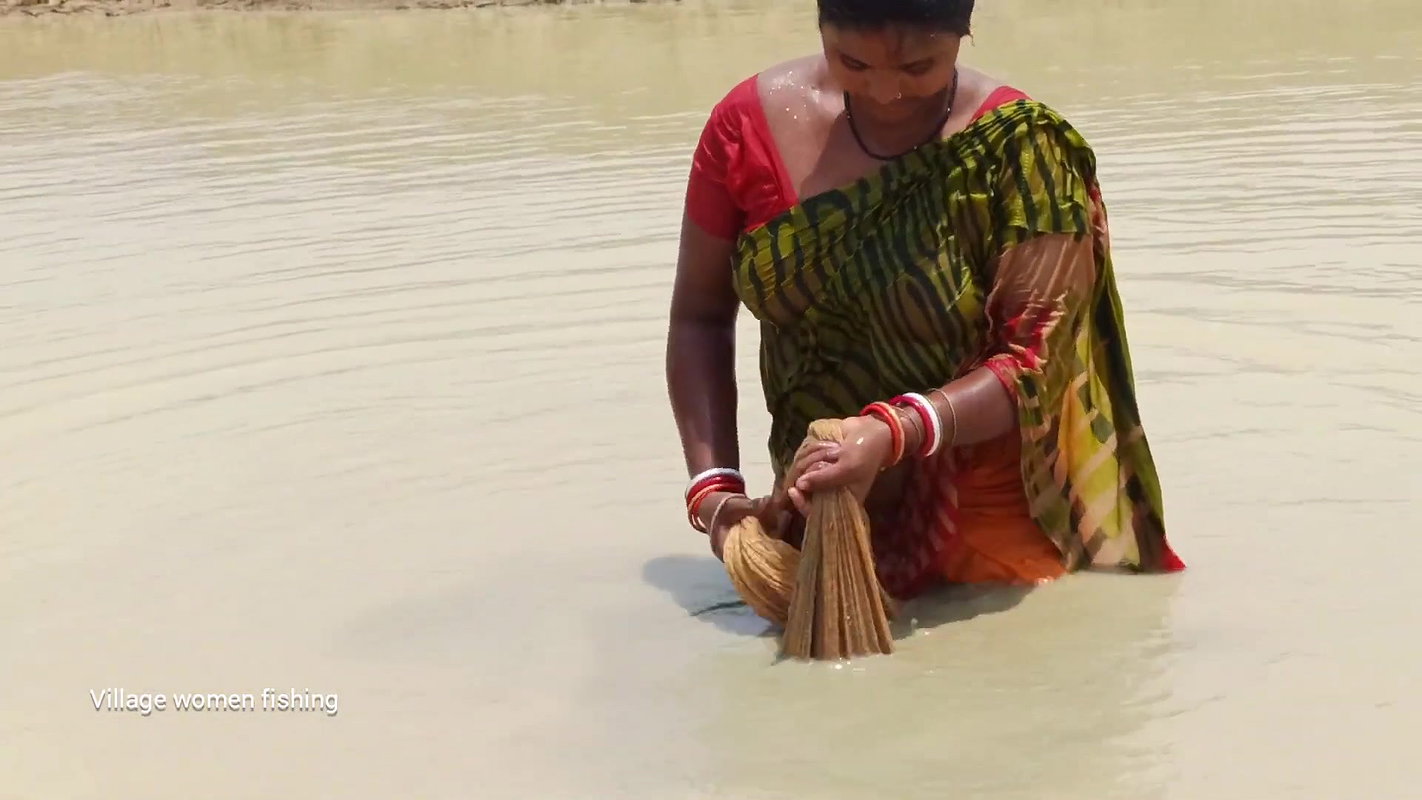 Amazing village women fishing in mud water  গ্রামে