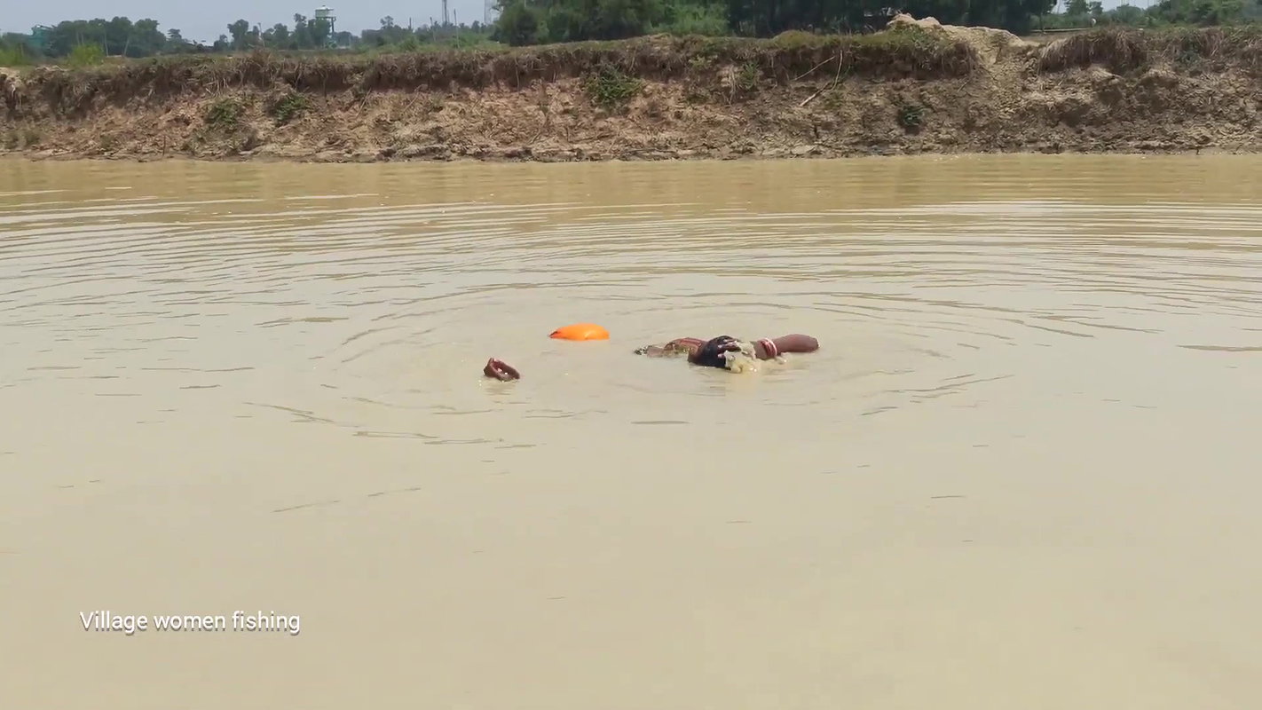Amazing village women fishing in mud water  গ্রামে