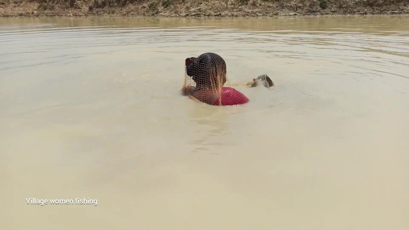 Amazing village women fishing in mud water  গ্রামে