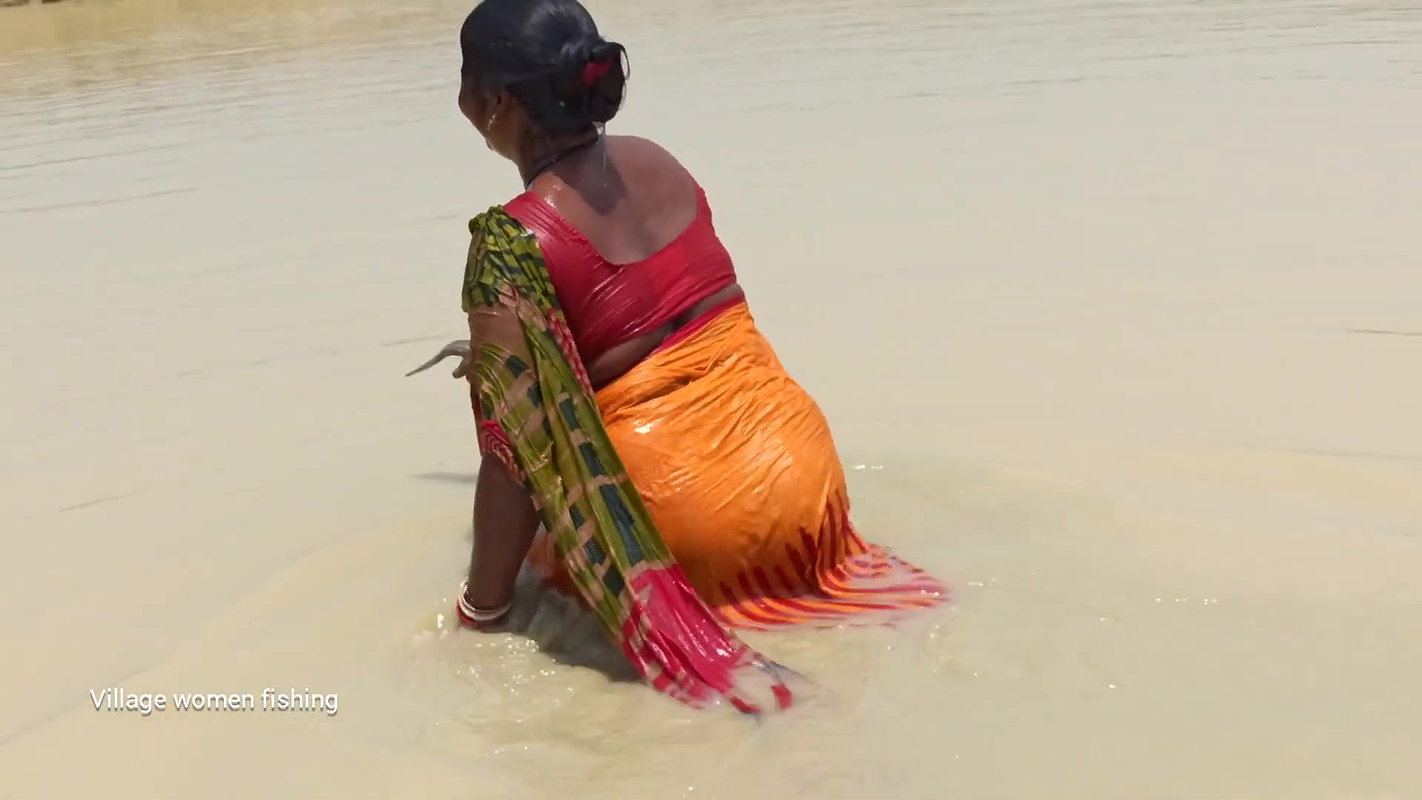 Amazing village women fishing in mud water  গ্রামে