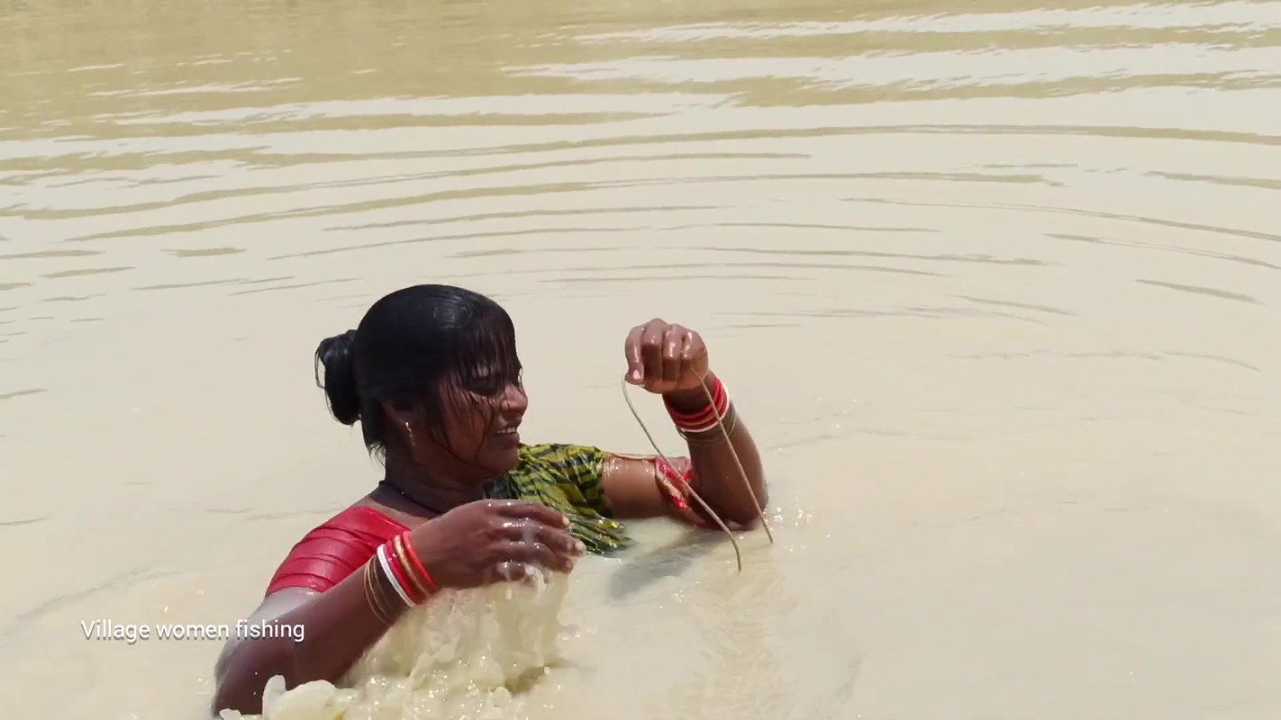 Amazing village women fishing in mud water  গ্রামে