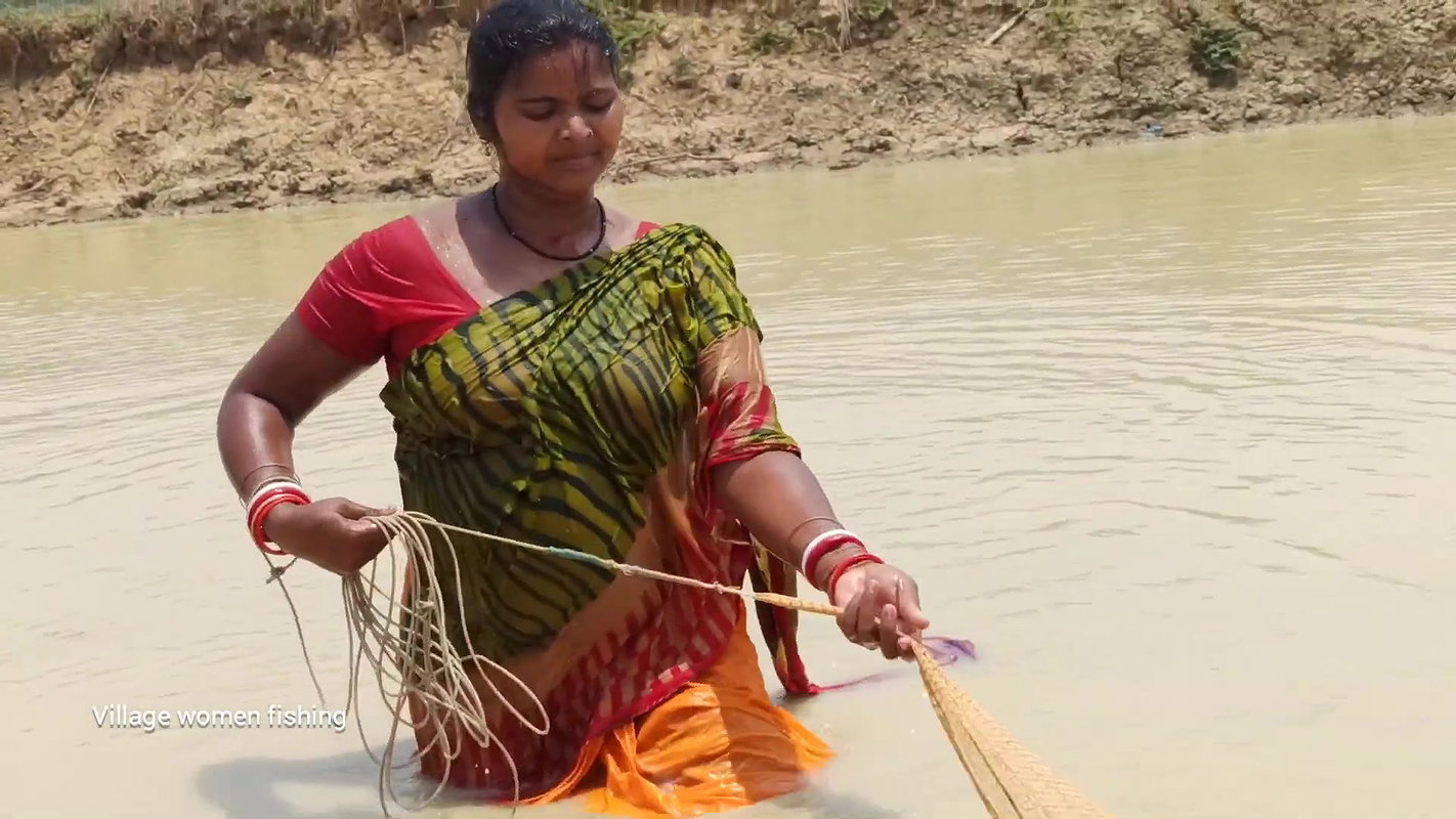 Amazing village women fishing in mud water  গ্রামে