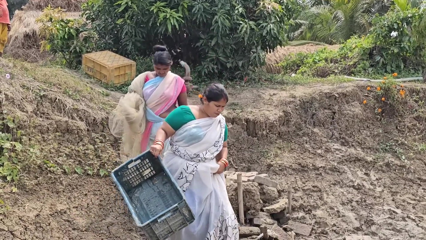 Amazing Village Women Fishing in Mud    Big Cat fi