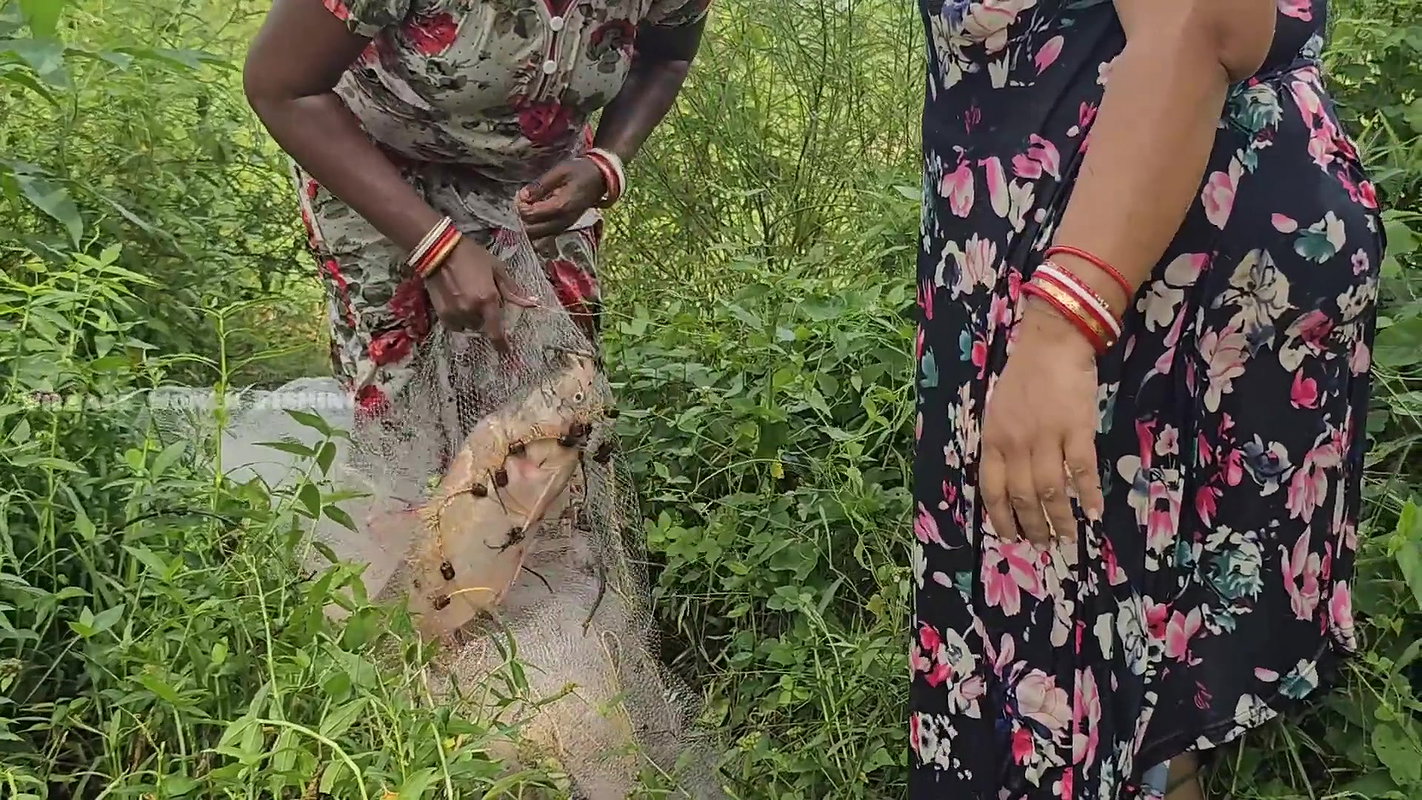 Amazing Village Women Fishing in Muddy Water    Bi