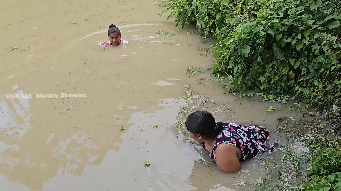 Amazing Village Women Fishing in Muddy Water    Bi