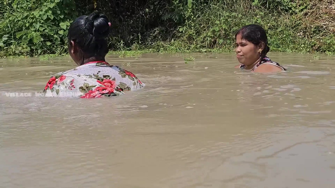 Amazing Village Women Fishing in Muddy Water    Bi
