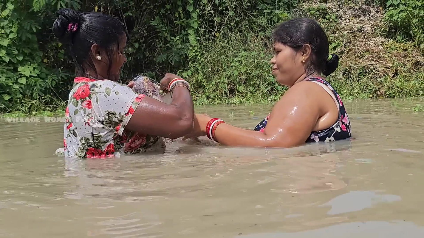 Amazing Village Women Fishing in Muddy Water    Bi