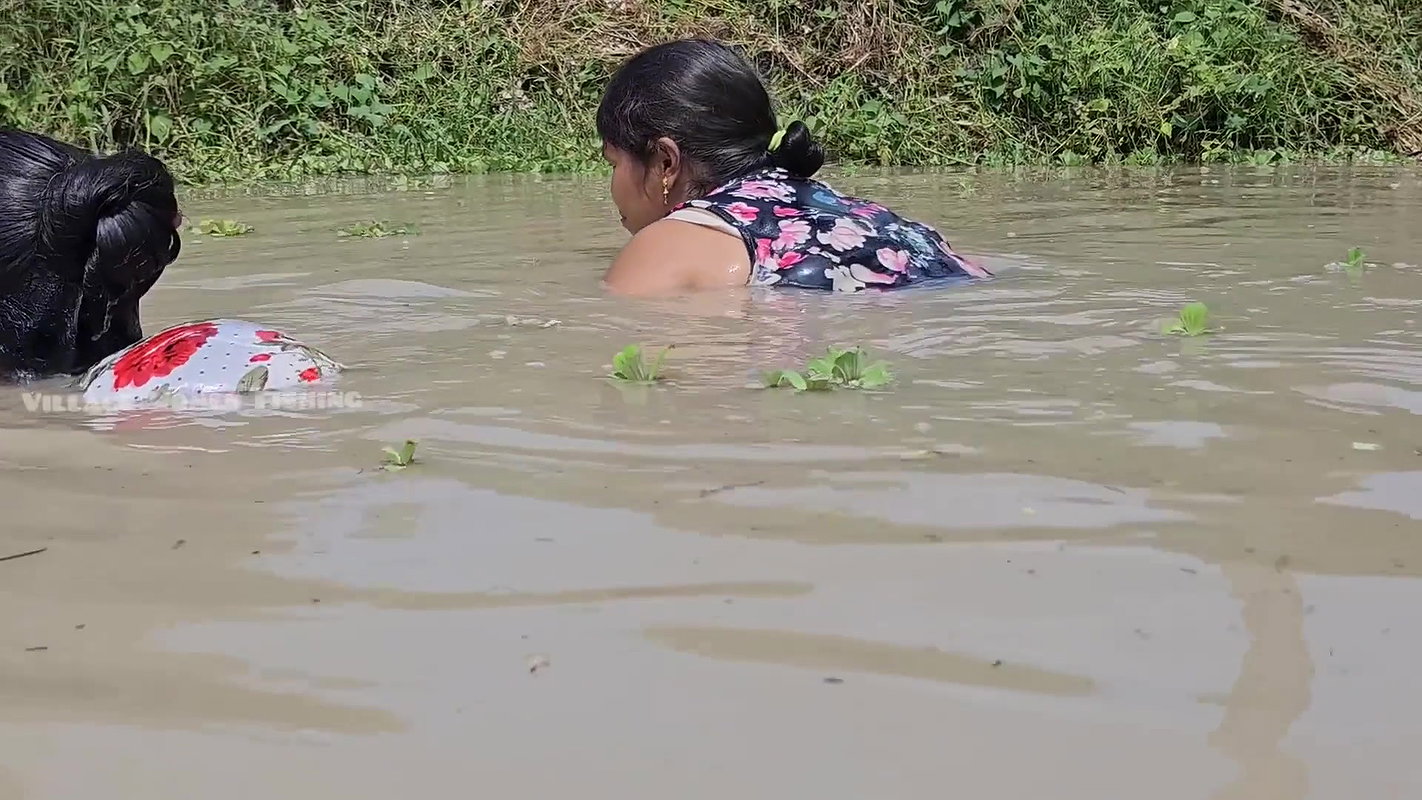 Amazing Village Women Fishing in Muddy Water    Bi