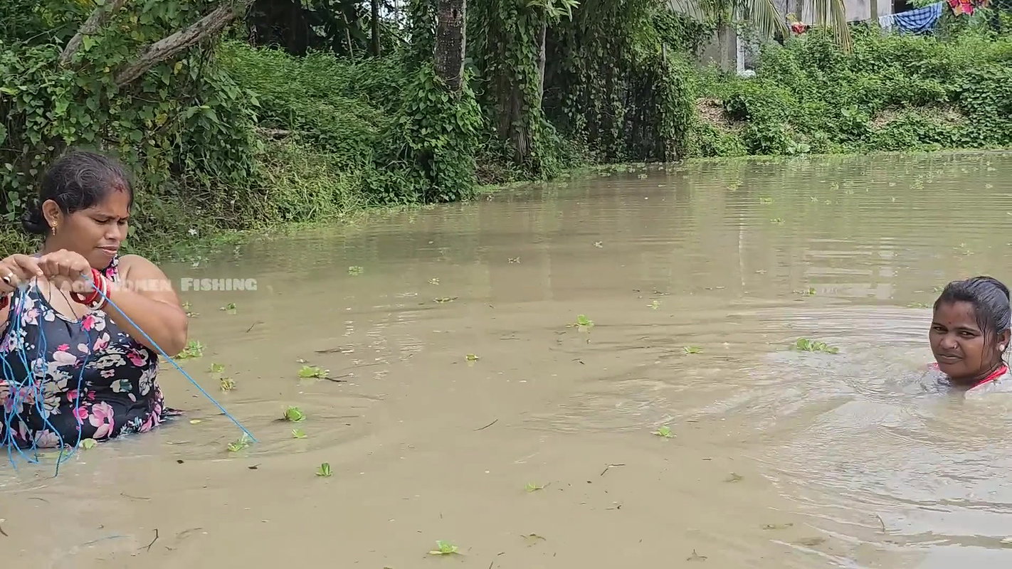 Amazing Village Women Fishing in Muddy Water    Bi
