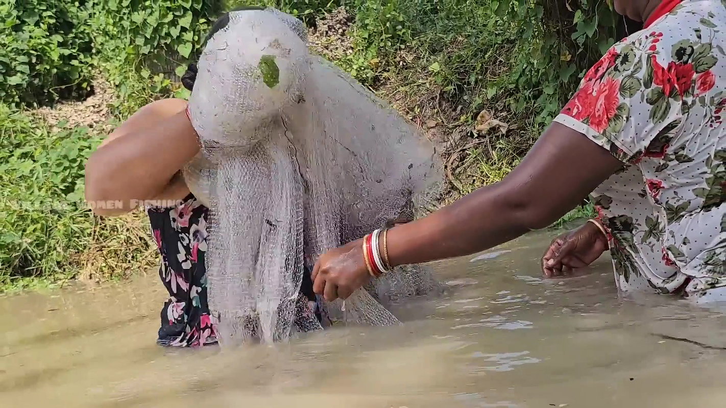 Amazing Village Women Fishing in Muddy Water    Bi