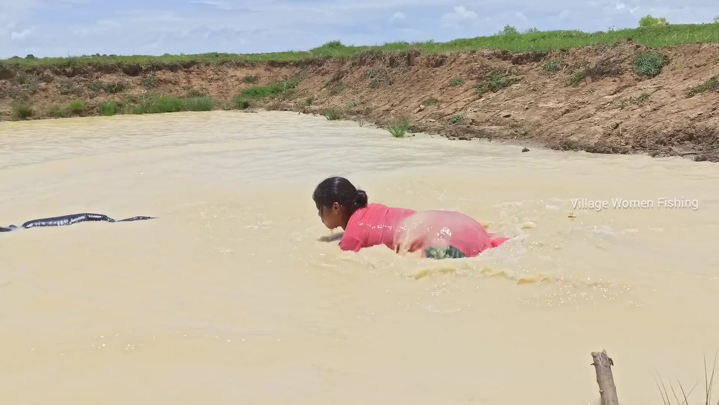 Amazing Village women fishing in village pond   Po