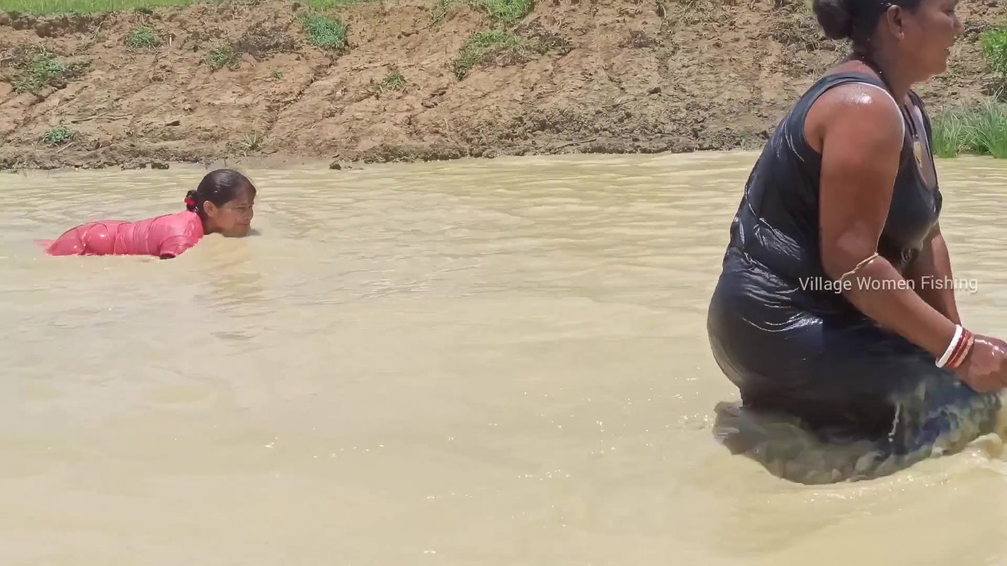 Amazing Village women fishing in village pond   Po