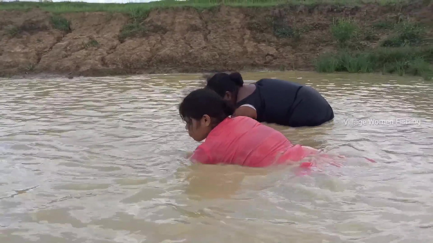 Amazing Village women fishing in village pond   Po