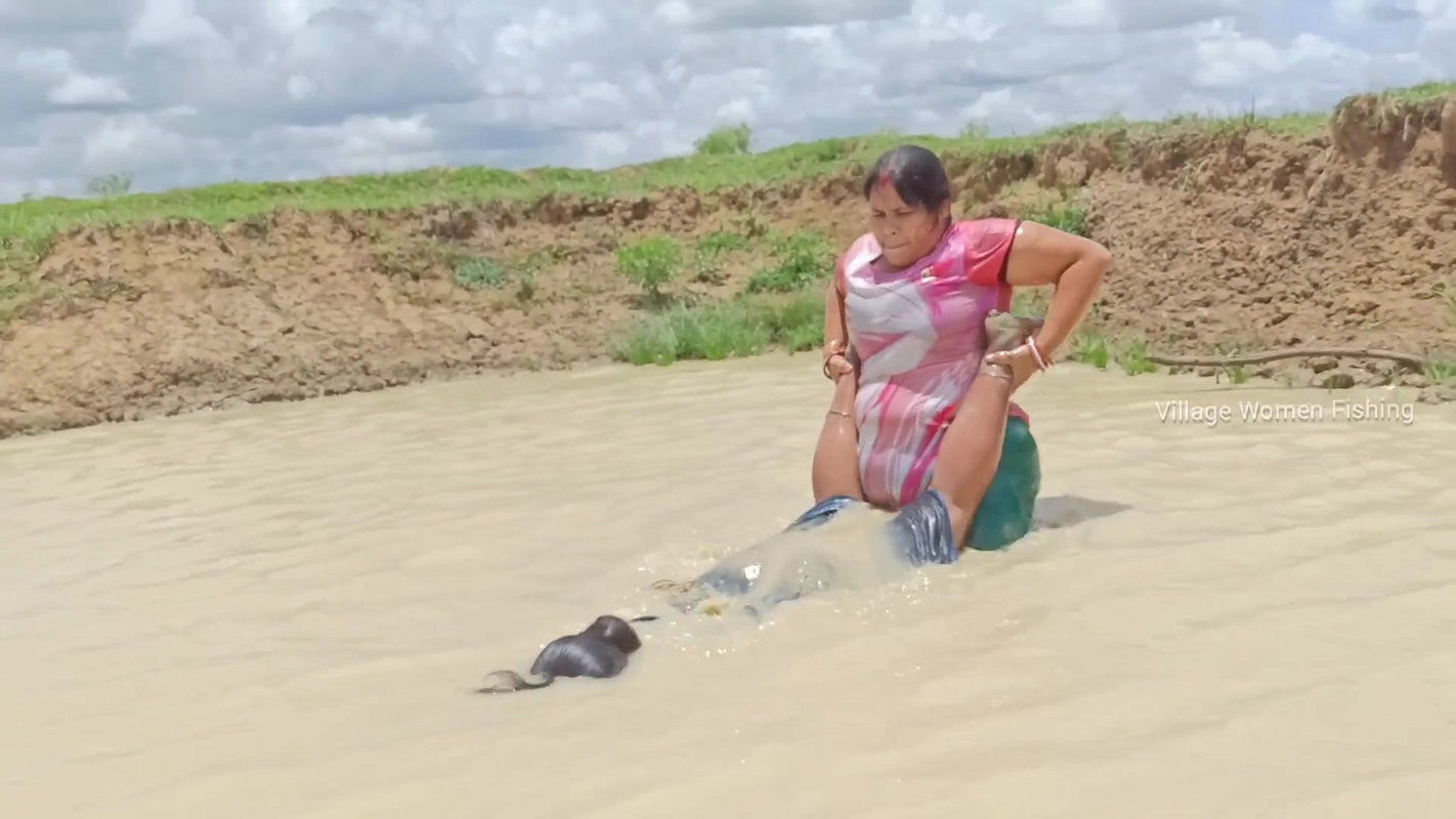 Amazing Village women fishing in village pond   Po