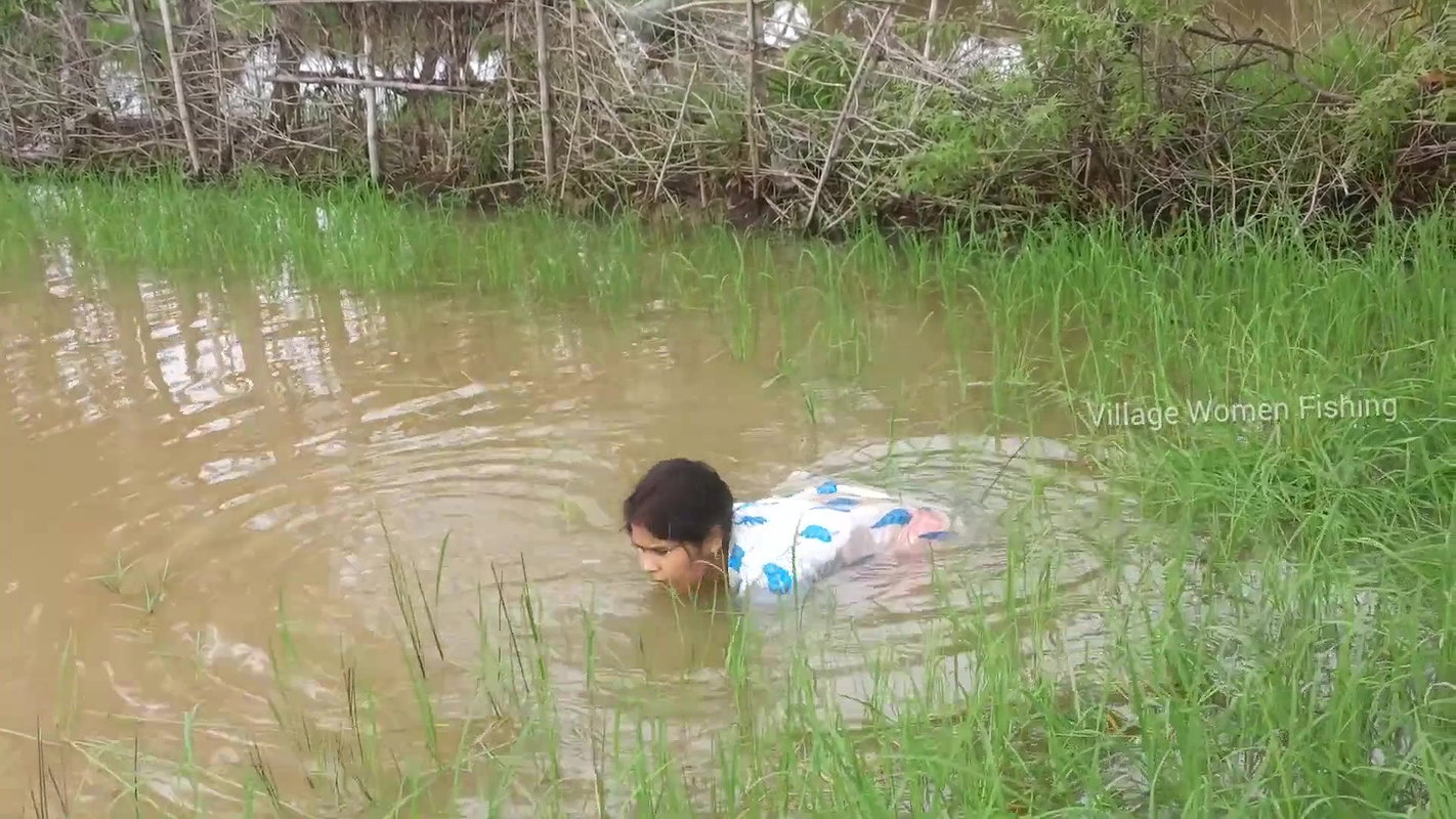 Amazing village women fishing technique    village
