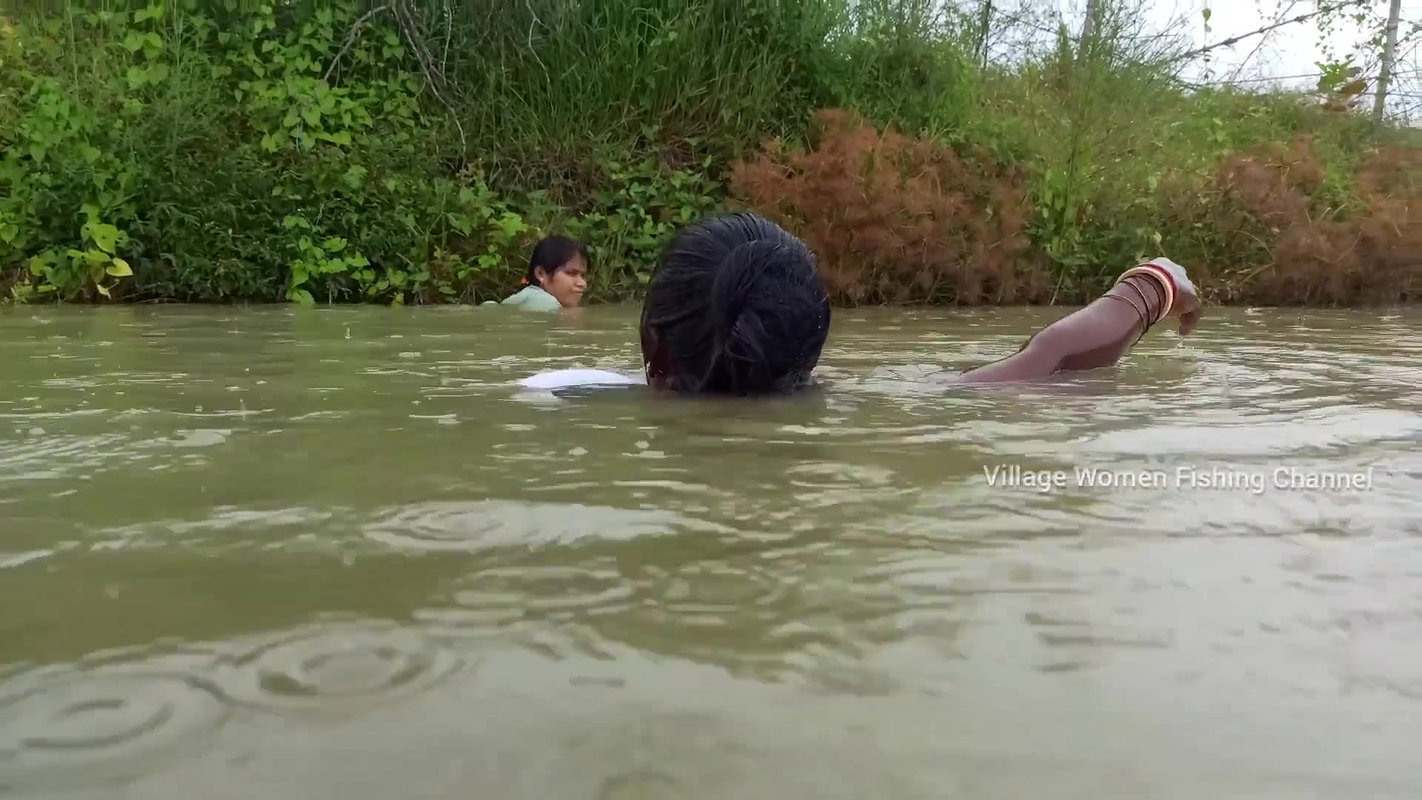 Amazing Village women Fishing video    Mouni fishi