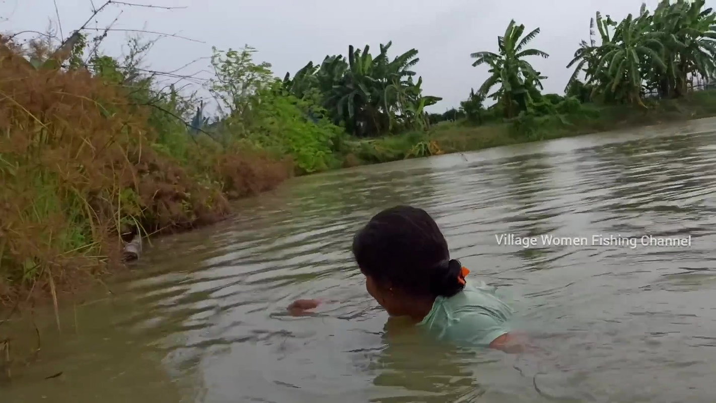 Amazing Village women Fishing video    Mouni fishi