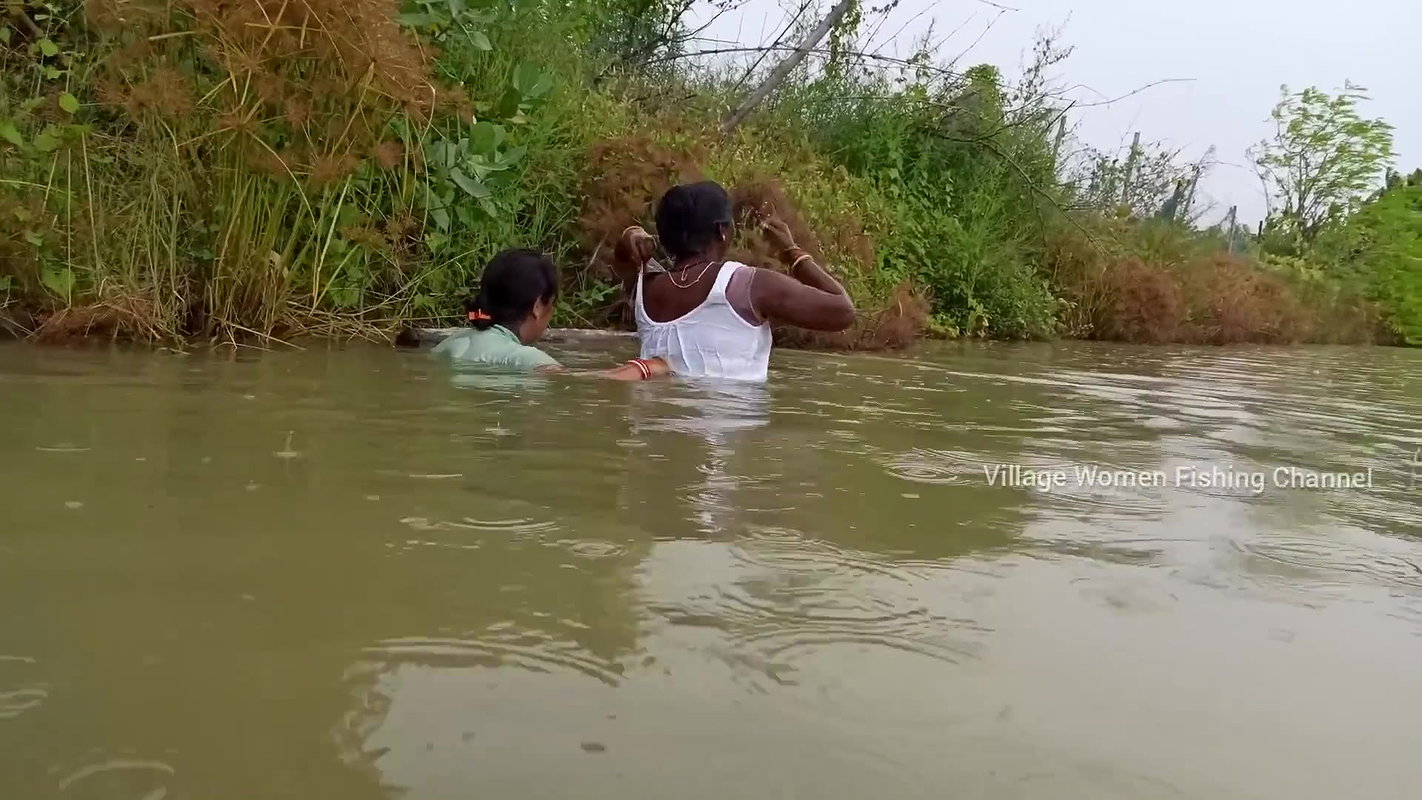 Amazing Village women Fishing video    Mouni fishi
