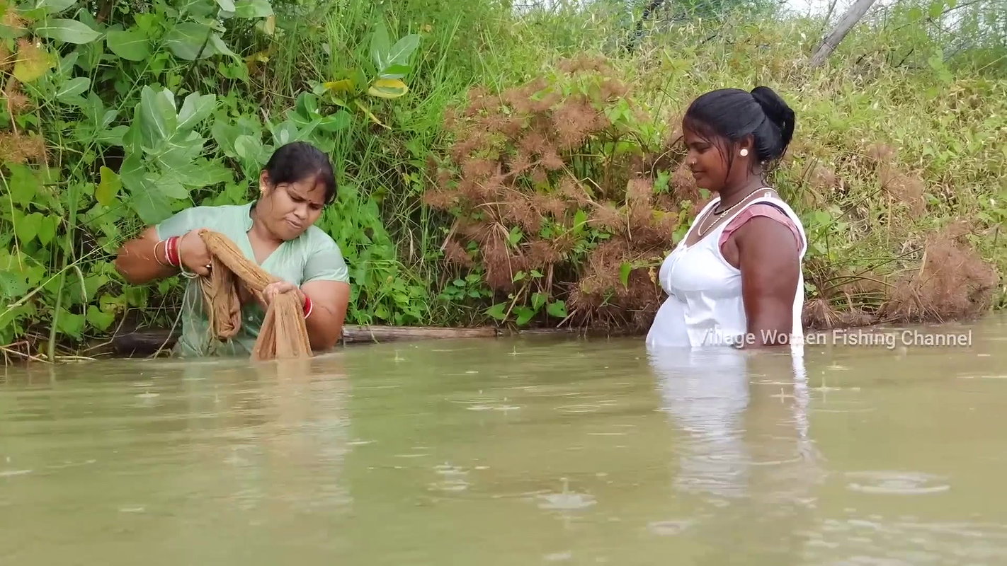 Amazing Village women Fishing video    Mouni fishi