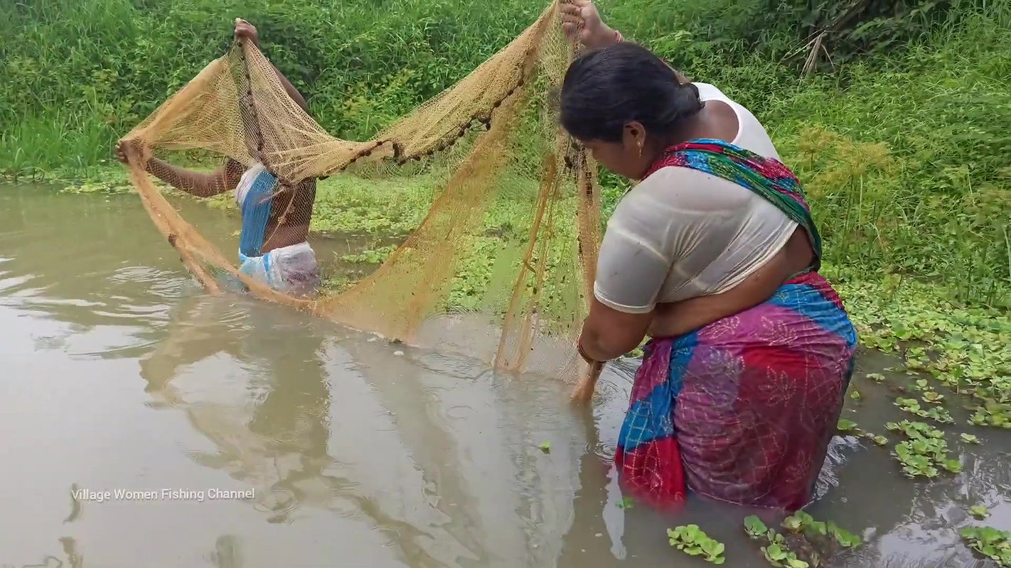 Amazing Village women fishing video