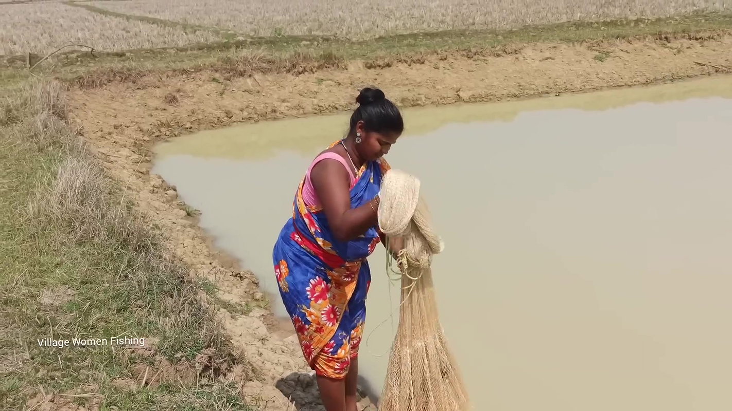 Amazing Village women Fishing with bare hand   Mou