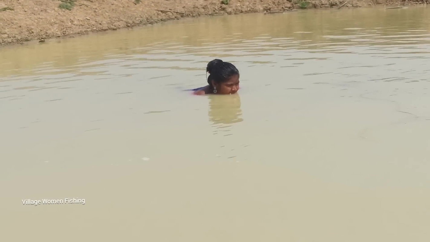Amazing Village women Fishing with bare hand   Mou