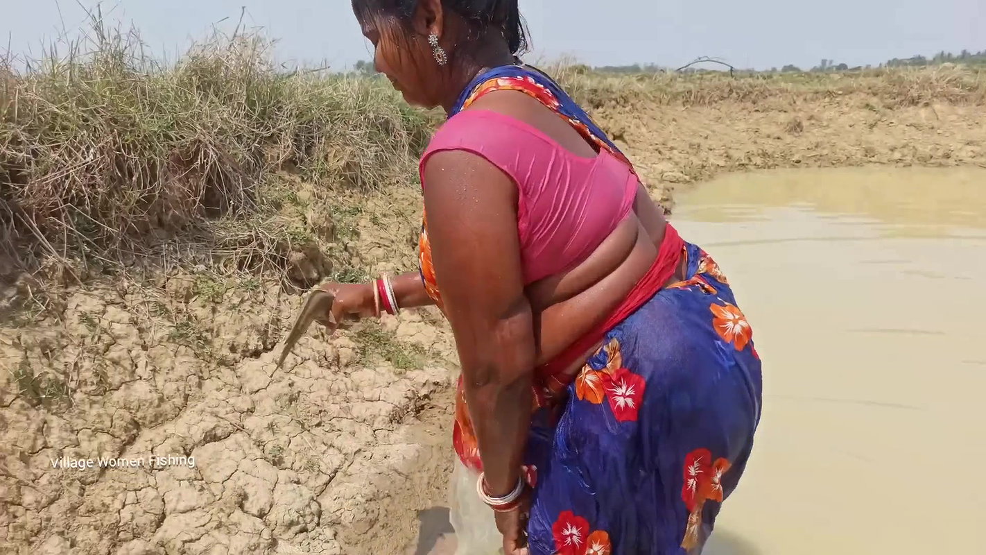 Amazing Village women Fishing with bare hand   Mou