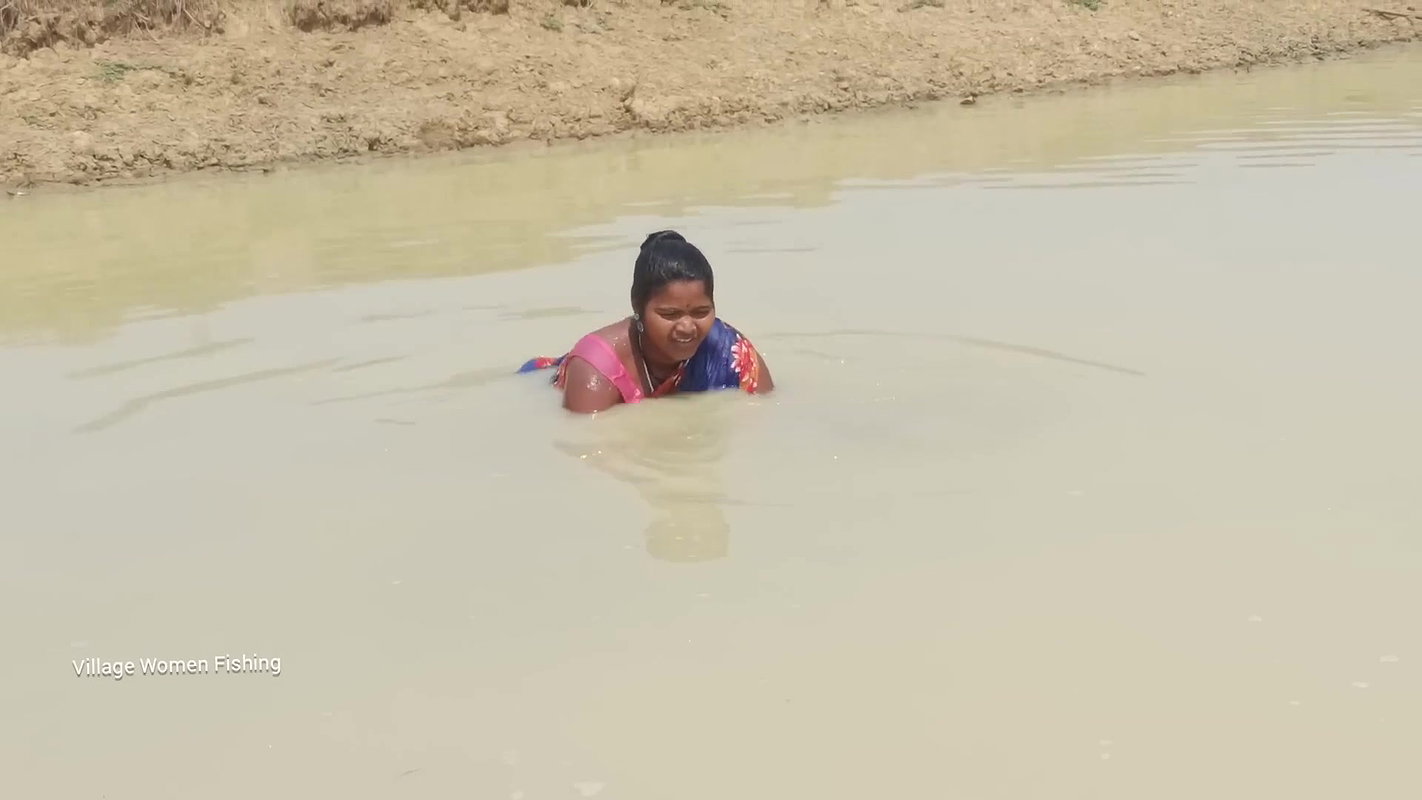 Amazing Village women Fishing with bare hand   Mou