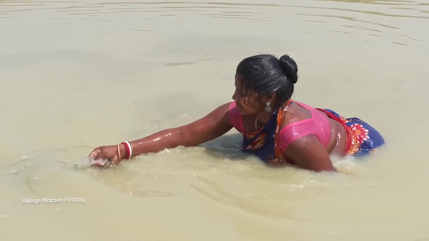 Amazing Village women Fishing with bare hand   Mou