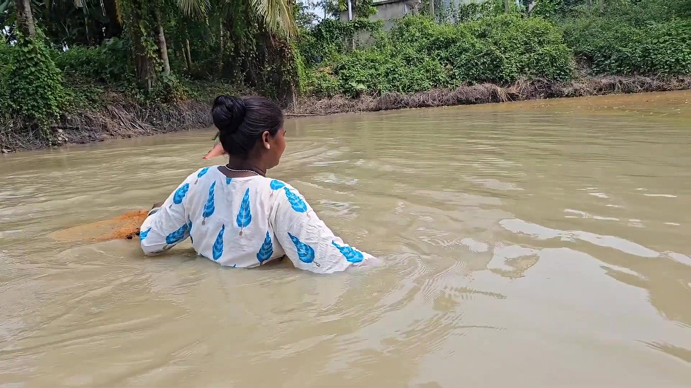 Amazing Village Women Fishing with bare Hand    Mo