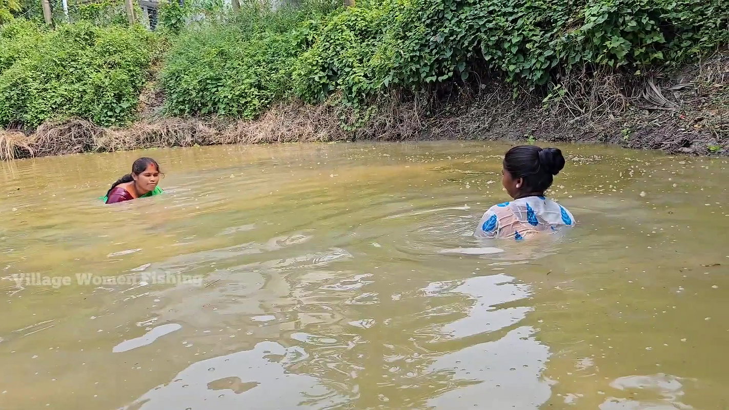 Amazing Village Women Fishing with bare Hand    Mo